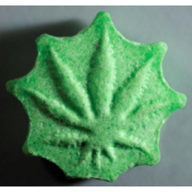 Acheter une pilule XTC avec une feuille de cannabis verte.