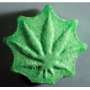 Comprar pastilla de éxtasis con la hoja de cannabis verde.
